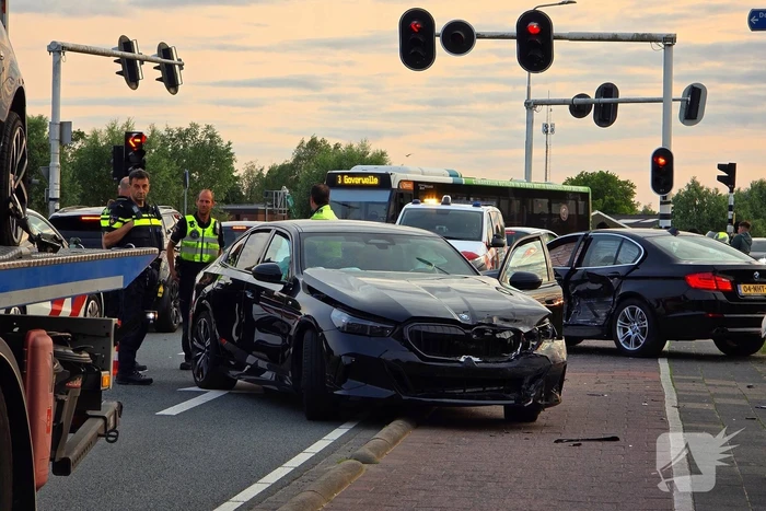 Politieberger sleept auto weg