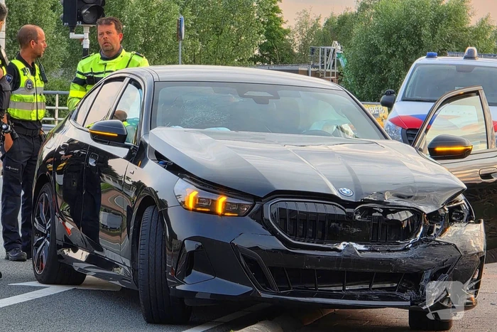 Politieberger sleept auto weg