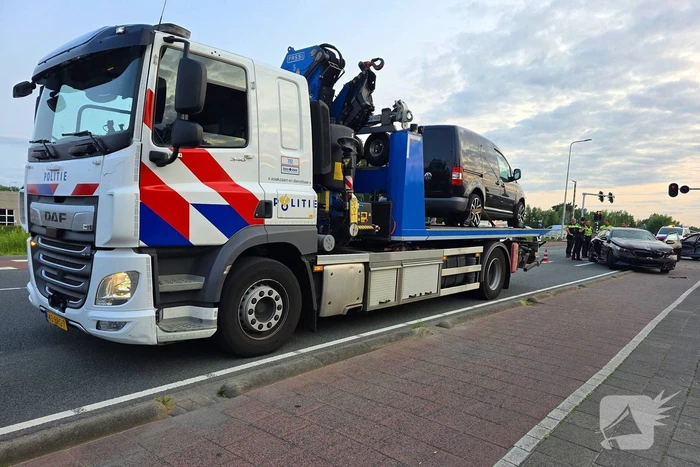 Politieberger sleept auto weg