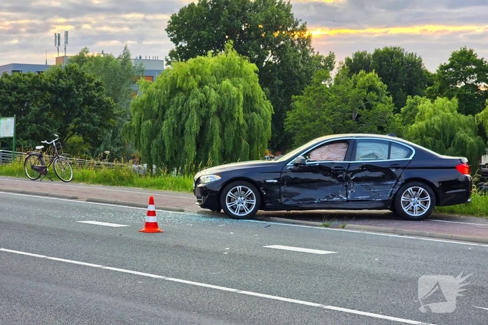 Politieberger sleept auto weg