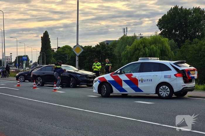 Politieberger sleept auto weg