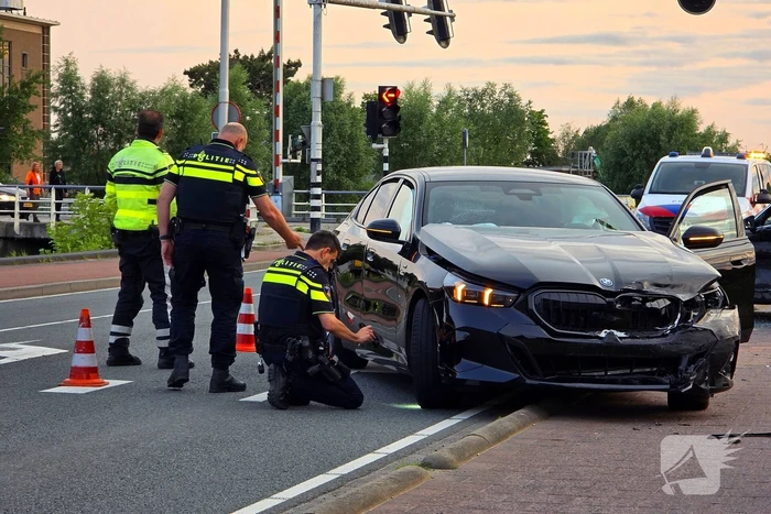 Politieberger sleept auto weg