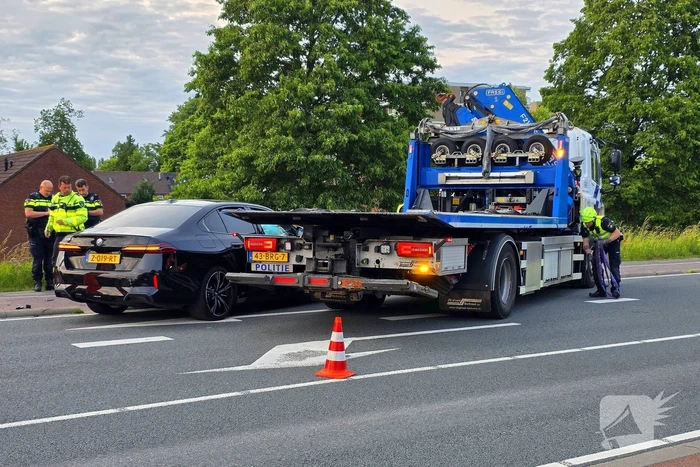 Politieberger sleept auto weg