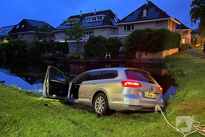 Bestuurder aangehouden bij te water geraakt voertuig