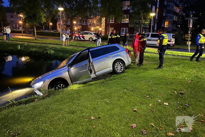 Bestuurder aangehouden bij te water geraakt voertuig