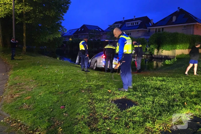 Bestuurder aangehouden bij te water geraakt voertuig