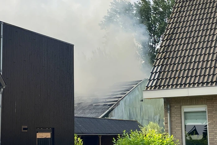 Rookoverlast door brand in bijgebouw