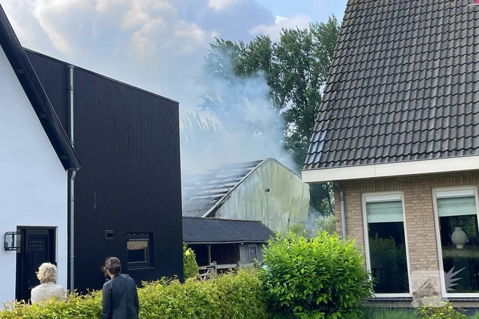 Rookoverlast door brand in bijgebouw