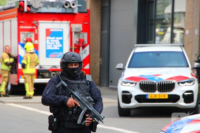 Zwaarbewapende agenten beveiligen drugslab
