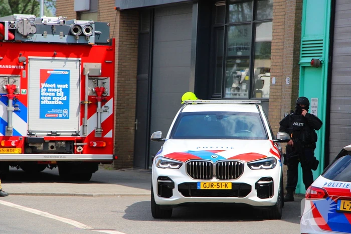 Zwaarbewapende agenten beveiligen drugslab