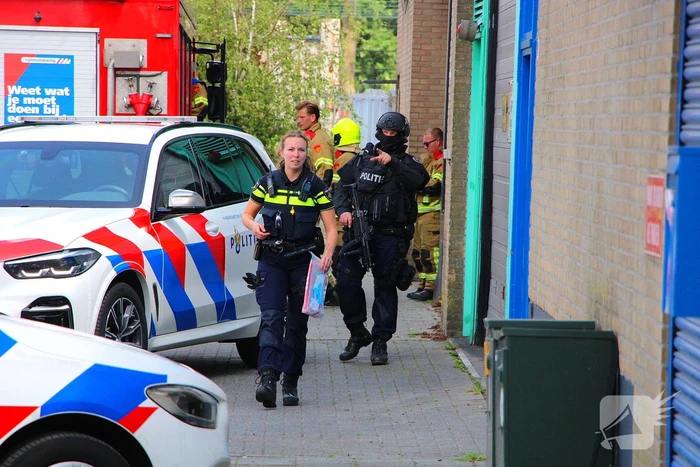 Zwaarbewapende agenten beveiligen drugslab