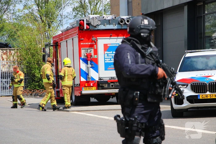 Zwaarbewapende agenten beveiligen drugslab
