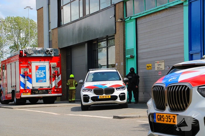 Zwaarbewapende agenten beveiligen drugslab