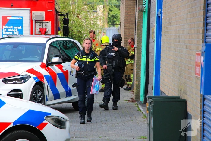 Zwaarbewapende agenten beveiligen drugslab