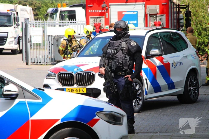 Zwaarbewapende agenten beveiligen drugslab