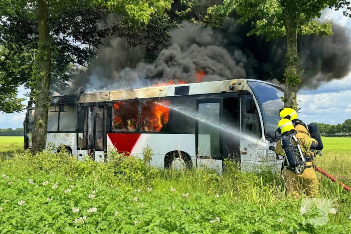 Stadsbus volledig in brand