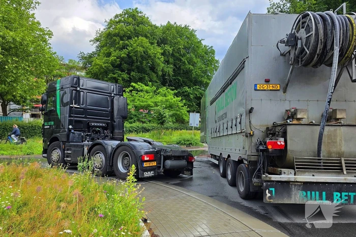 Vrachtwagen verliest oplegger op rotonde