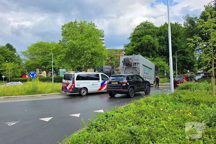 Vrachtwagen verliest oplegger op rotonde