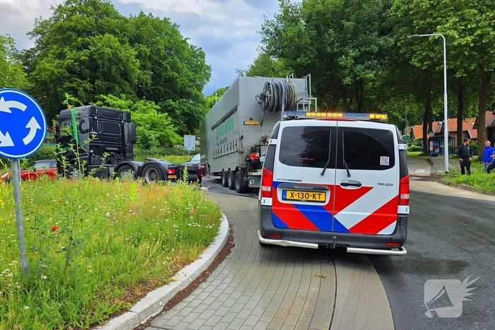 Vrachtwagen verliest oplegger op rotonde