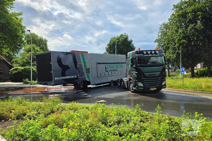 Vrachtwagen verliest oplegger op rotonde
