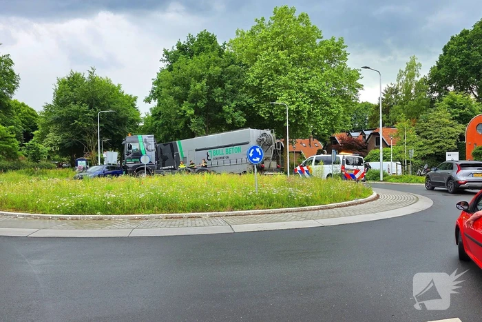 Vrachtwagen verliest oplegger op rotonde