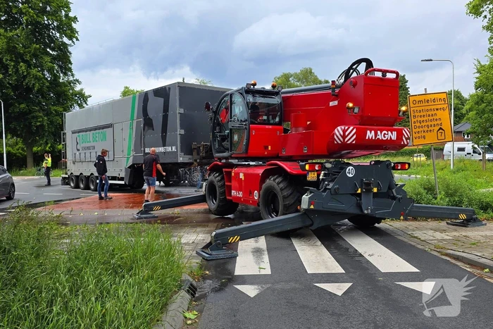 Vrachtwagen verliest oplegger op rotonde