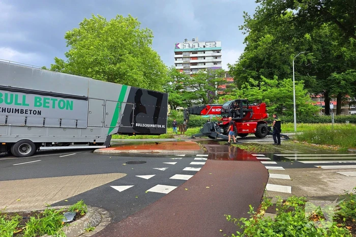 Vrachtwagen verliest oplegger op rotonde