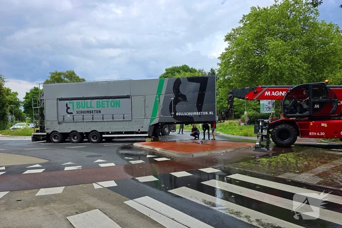 Vrachtwagen verliest oplegger op rotonde