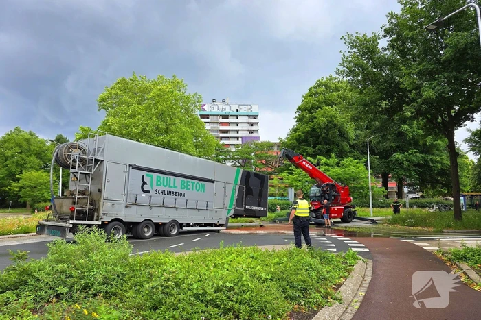 Vrachtwagen verliest oplegger op rotonde