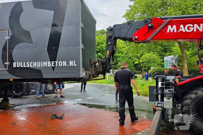 Vrachtwagen verliest oplegger op rotonde