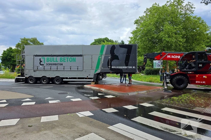 Vrachtwagen verliest oplegger op rotonde