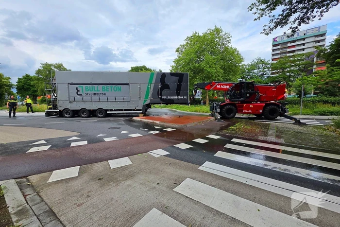 Vrachtwagen verliest oplegger op rotonde