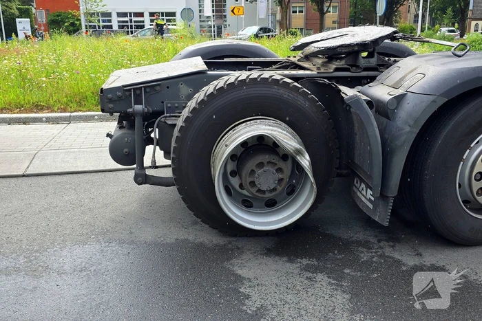 Vrachtwagen verliest oplegger op rotonde