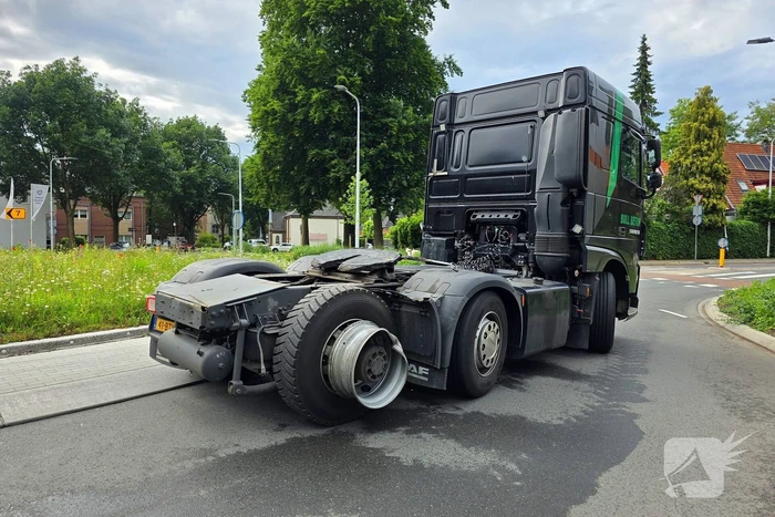 Vrachtwagen verliest oplegger op rotonde