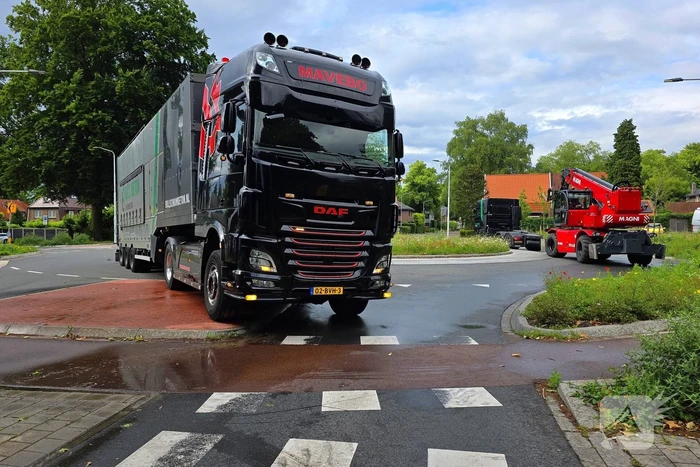 Vrachtwagen verliest oplegger op rotonde