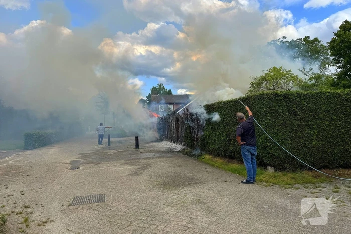 Bewoners blussen met tuinslang