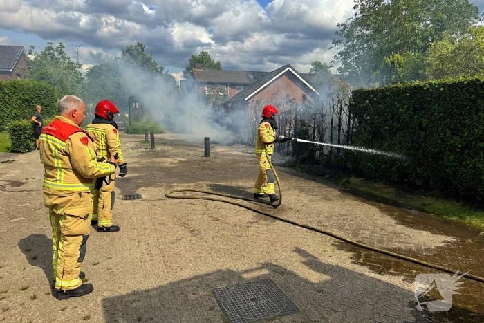 Bewoners blussen met tuinslang