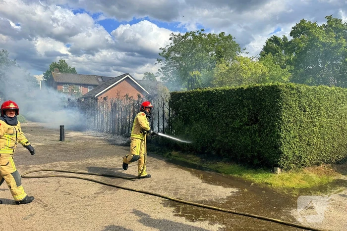 Bewoners blussen met tuinslang
