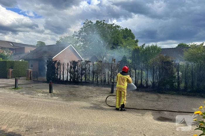 Bewoners blussen met tuinslang