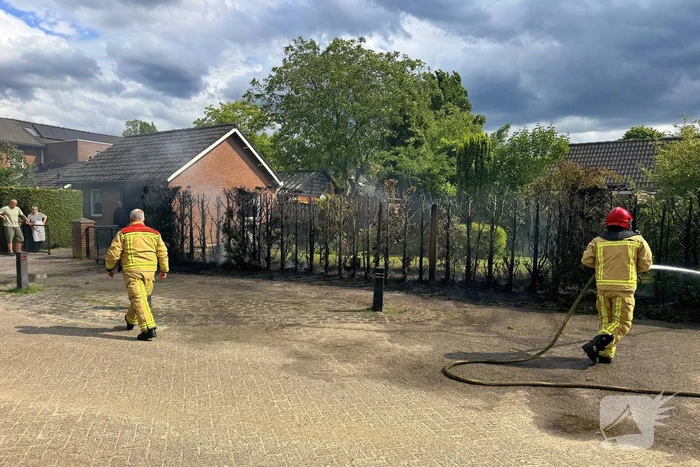 Bewoners blussen met tuinslang
