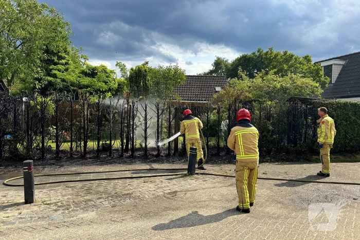 Bewoners blussen met tuinslang