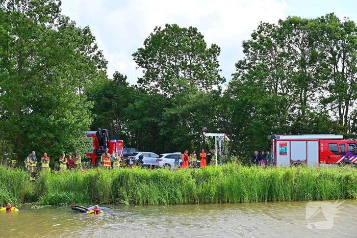 Hulpdiensten in actie na auto te water