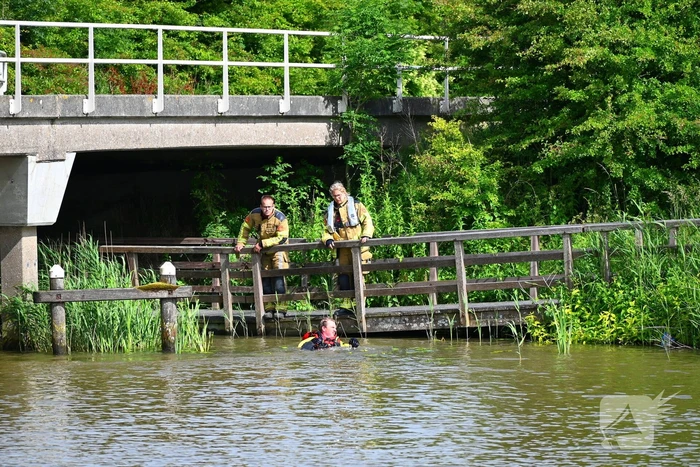 Hulpdiensten in actie na auto te water