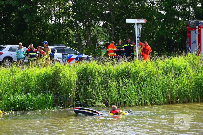 Hulpdiensten in actie na auto te water
