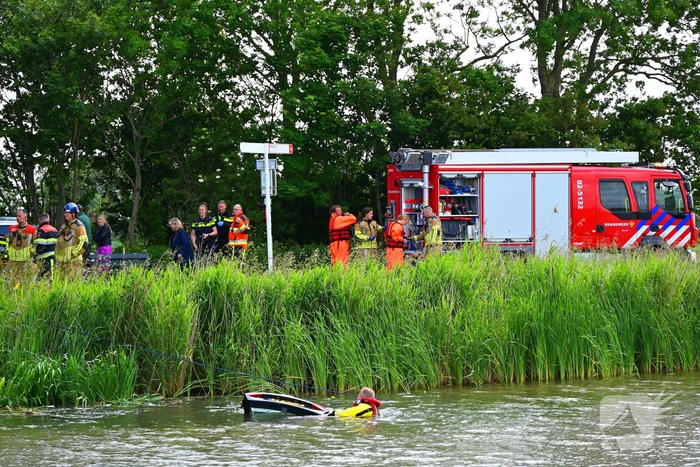 Hulpdiensten in actie na auto te water