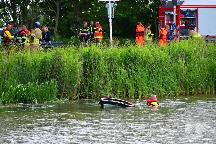 Hulpdiensten in actie na auto te water