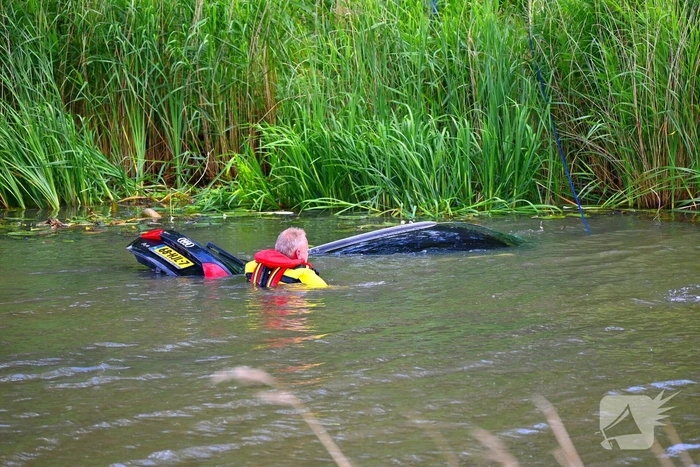 Hulpdiensten in actie na auto te water