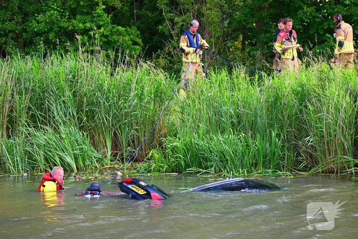 Hulpdiensten in actie na auto te water