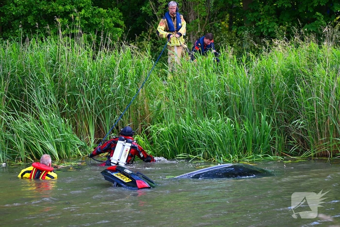 Hulpdiensten in actie na auto te water