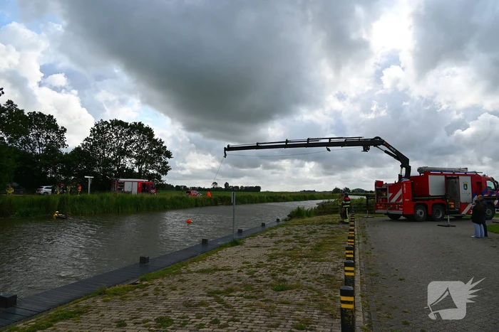 Hulpdiensten in actie na auto te water
